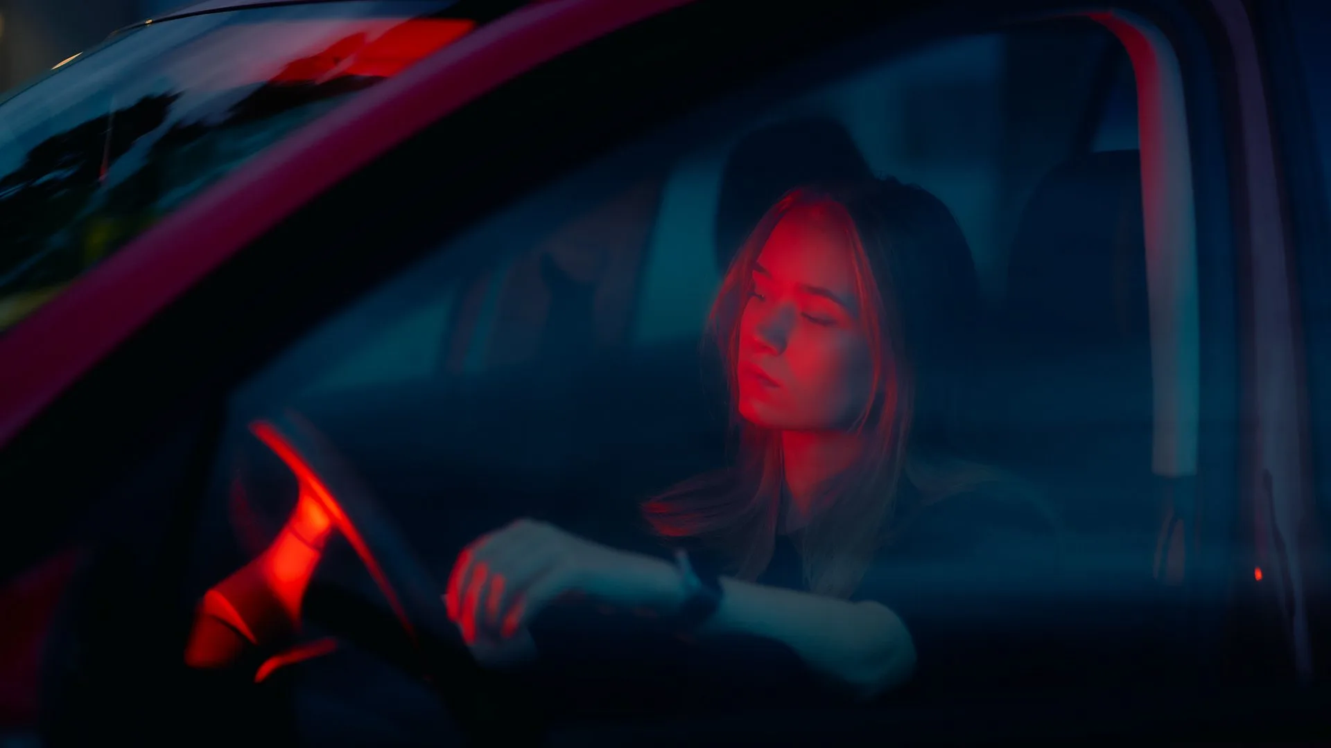Im Auto, rotes Licht